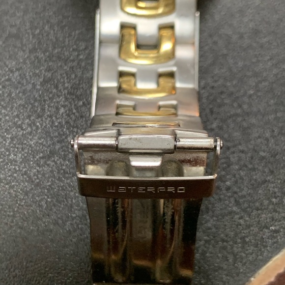 Guess watch two tone stainless still working - Picture 4 of 8
